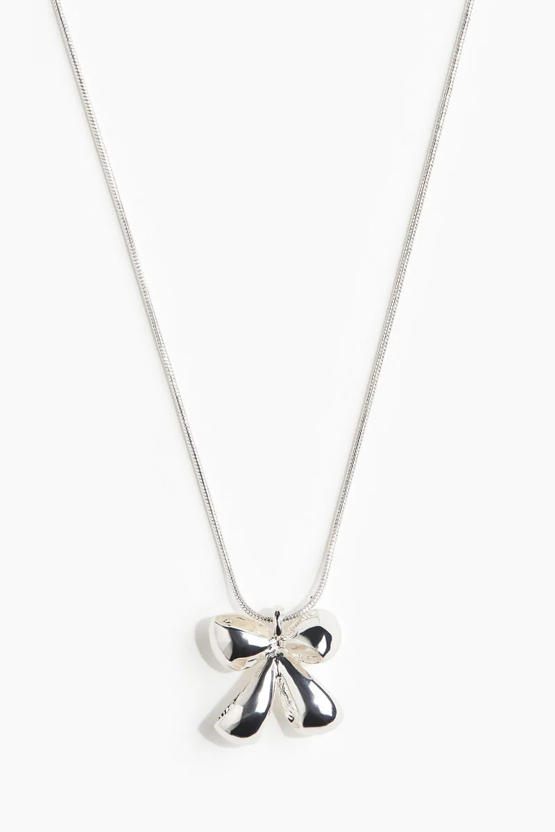 Bow-pendant necklace